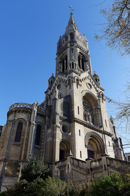 De kerk van Onze-Lieve-Vrouw van het Heilig Kruis van Menilmontant NotreDamedelaCroix de Menilmontant in het Frans is een rooms-katholieke parochiekerk gelegen op Menilmontant Parijs Frankrijk