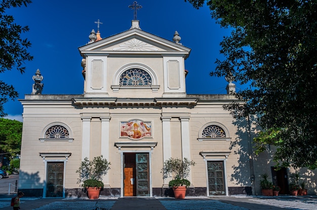 De kerk van SantÃƒÂ¬Ambrogio, op een heuvel tussen Rapallo en Zoagli, aan de Italiaanse Rivièra