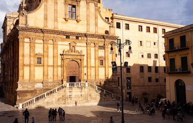 De kerk van santa caterina de gevel tegenover piazza bellini palermo sicilië italië