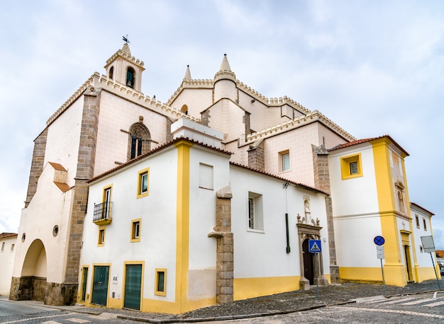 De kerk van st. franciscus in evora. unesco werelderfgoed in portugal