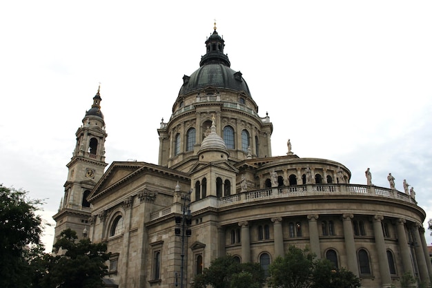 De kerk van st. nicholas is gelegen in het centrum van praag.