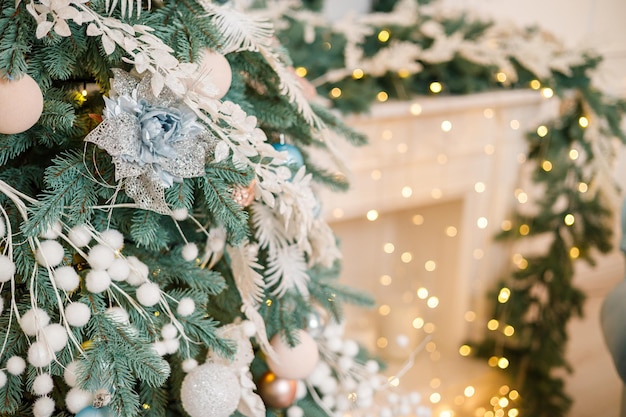 De kerstboom is versierd voor Kerstmis Prachtig versierd huis met zilverwit en kerstboom en cadeautjes Een magische tijd Nieuwjaar
