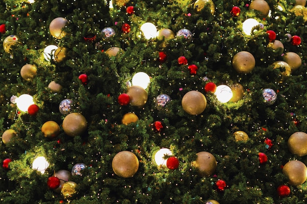 De kerstboom van de close-up verfraait op nieuw jaar