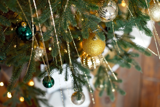 De kerstboom vertakt zich het Nieuwjaar van de ballendecoratie met bokehlichten