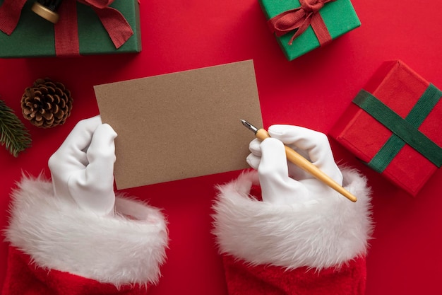 De kerstman bedraden een feestelijke boodschap op blanco papier