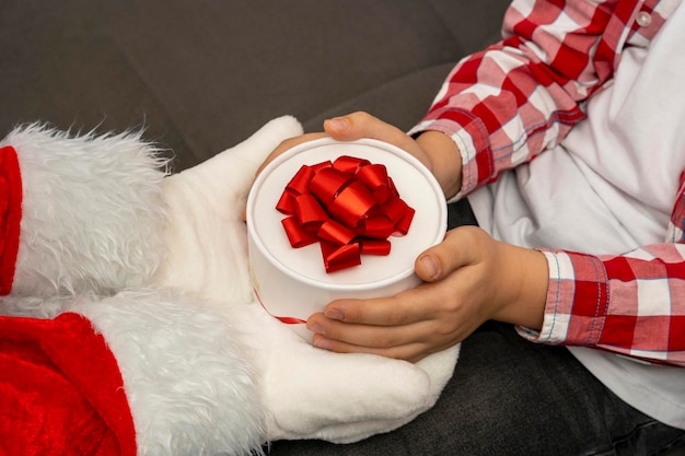 De kerstman geeft een kerstcadeau aan een kind