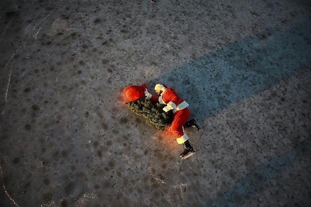 De kerstman haast zich om het nieuwe jaar te ontmoeten met geschenken en een kerstboom. De kerstman op schaatsen gaat naar Kerstmis.