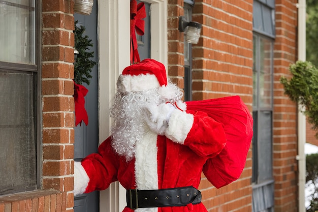 De kerstman komt thuis met kerstcadeautjes