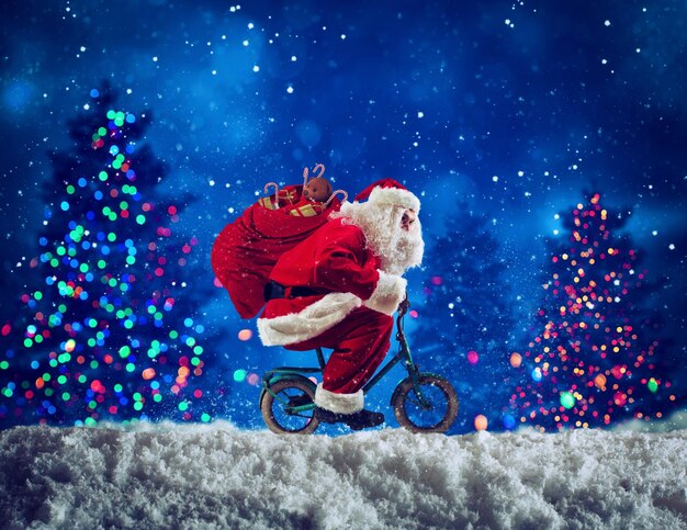 De kerstman rijdt op de fiets om snelle kerstcadeaus te bezorgen