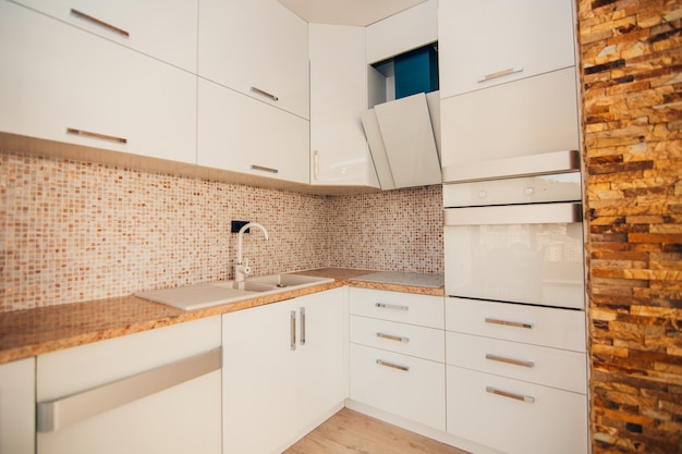 De keuken in het appartement het ontwerp van de keuken kamer wo