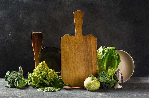 De keukenraad van het stilleven met verse groene groenten. Koken gezond voedsel concept