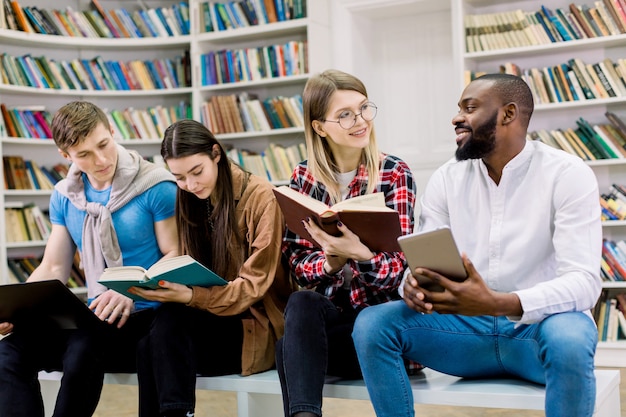 De keuze tussen papieren boeken en onderwijs met elektronische gadgets.