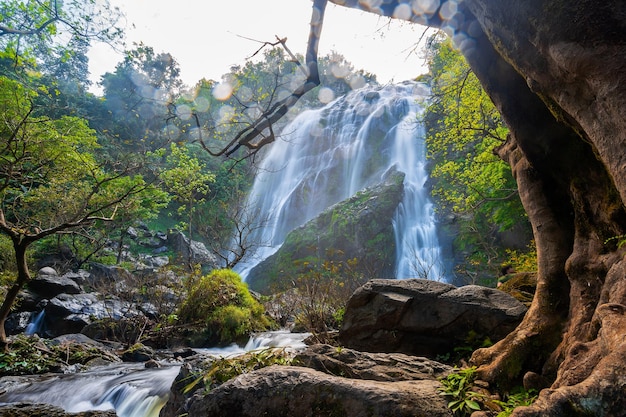 De Khlong Lan-waterval is een prachtige watervallen in de regenwoudjungle Thailand