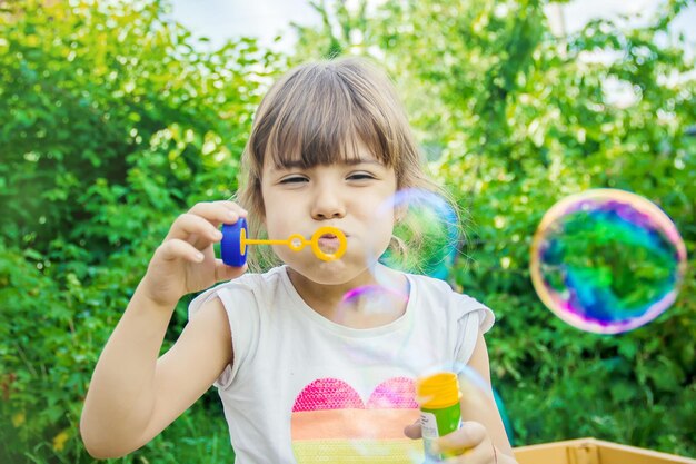 De kinderen blazen bellen selectieve focus