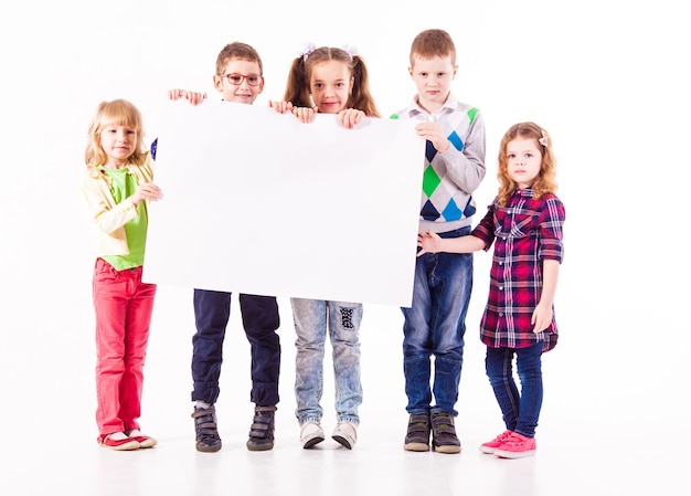 De kinderen houden een witte blanco vast