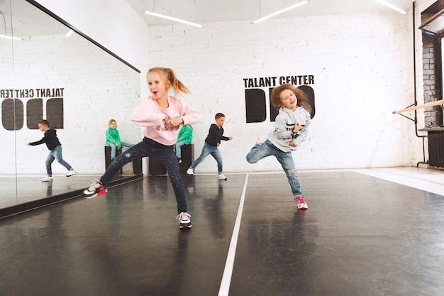 De kinderen op de dansschool. ballet, hiphop, street, funky en moderne dansers