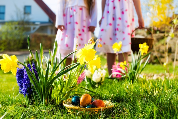 De kinderen op paasei jagen met eieren