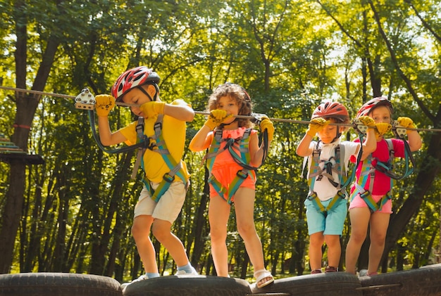 De kinderen rusten actief uit in het touwpark