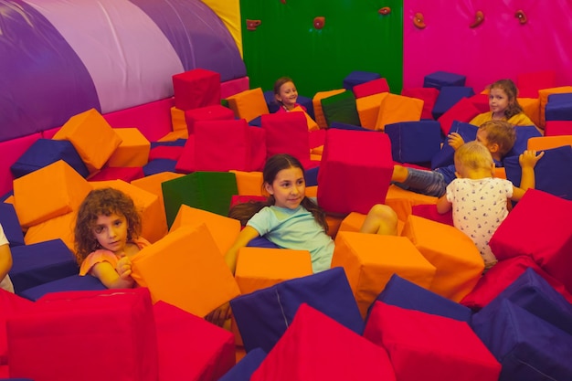 De kinderen spelen samen in het kindercentrum