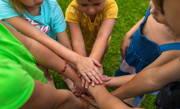 Foto de kinderen steken hun handen in elkaar selectieve focus