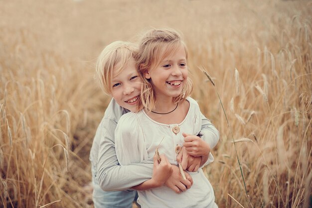 Foto de kinderen van het tarweveld hebben plezier.