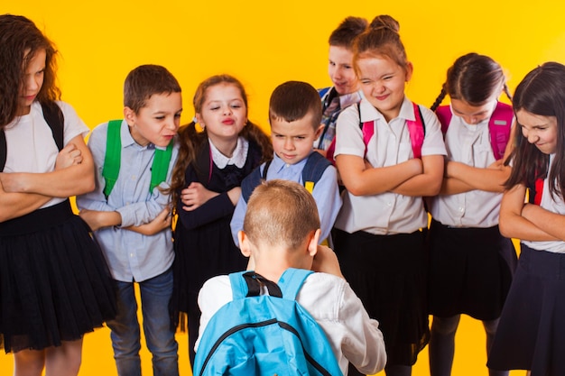 De klasgenoten wijzen naar de jongen en lachen hem uit