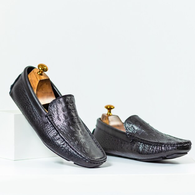 De klassieke zwarte schoenen van mannen close-up
