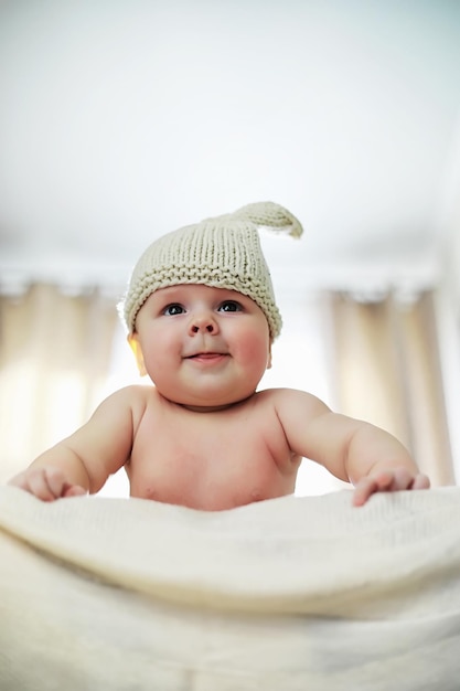 De kleine baby ligt op de wieg Pasgeboren baby