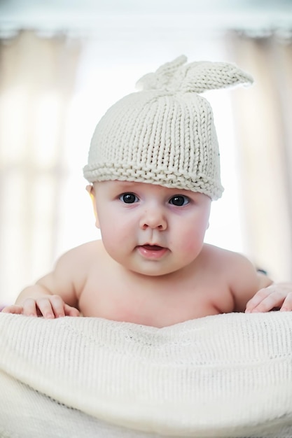 De kleine baby ligt op de wieg Pasgeboren