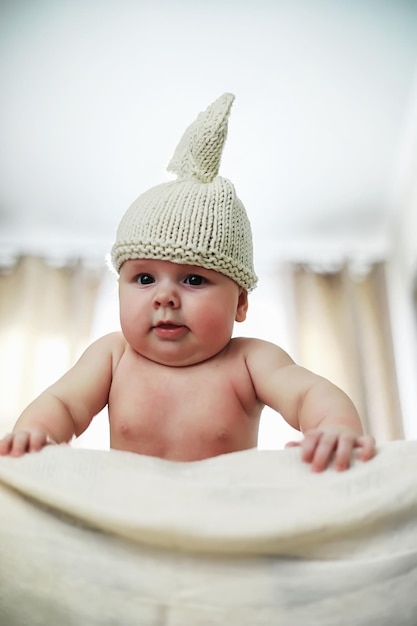 De kleine baby ligt op de wieg Pasgeboren