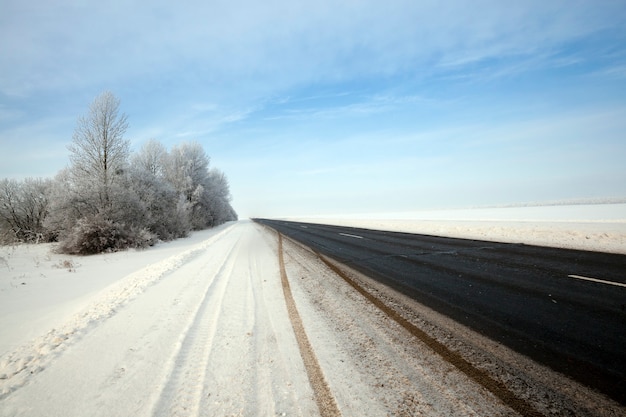 Foto de kleine geasfalteerde weg. winter seizoen