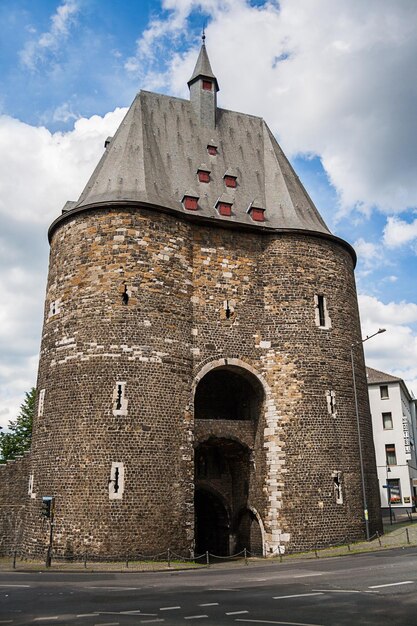 De kleine marchgate in Aken Duitsland met bewolkte hemel. Buiten genomen met een 5D mark III.