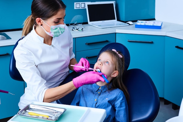 De kleine patiënt bij de tandarts