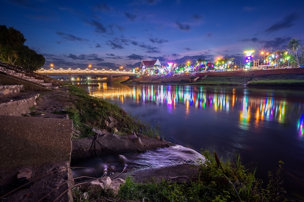 De kleur van de lichten op de brug in Phitsanulok, Thailand.