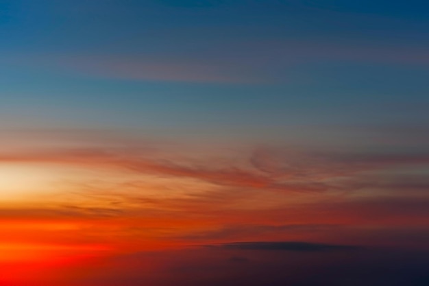 Foto de kleuren die worden gevormd nadat de zon bij zonsondergang aan de hemel ondergaat