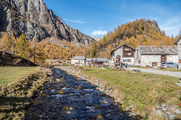 Foto de kleuren van de herfst in het kleine dorpje alpe devero in de bergen
