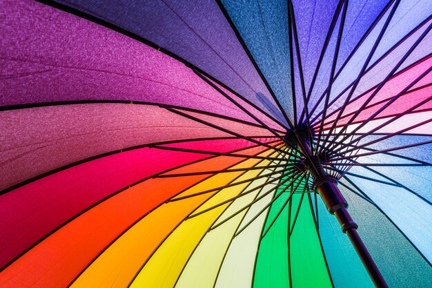 Foto de kleuren van de regenboogparaplu