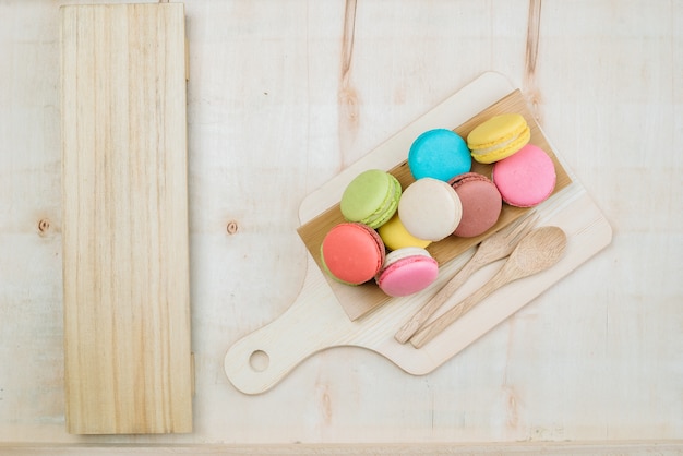 De kleurrijke achtergrond van de pastelkleurcake macaron van hierboven