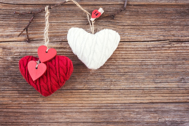 De kleurrijke harten van de valentijnskaartendag over houten achtergrond. Toned, soft focus, kopie ruimte