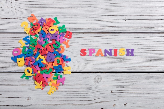 De kleurrijke woorden Spaans gemaakt met kleurrijke letters over wit