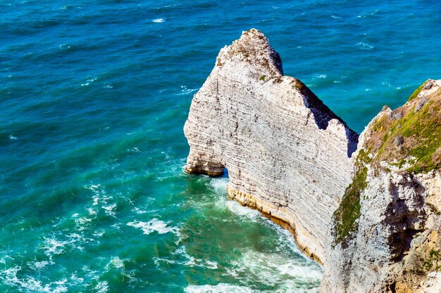 De klif van Etretataval, rotsen en natuurlijk boogoriëntatiepunt en blauwe oceaan. Normandië, Frankrijk, Europa.