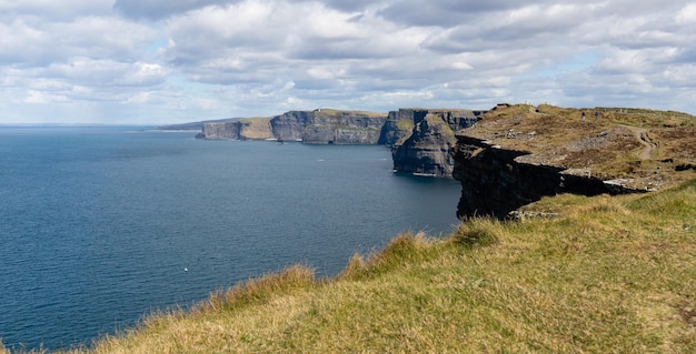 De kliffen van Moher, Ierland, met uitzicht op zee