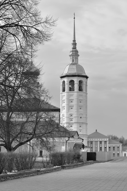 De klokkentoren van de kerk