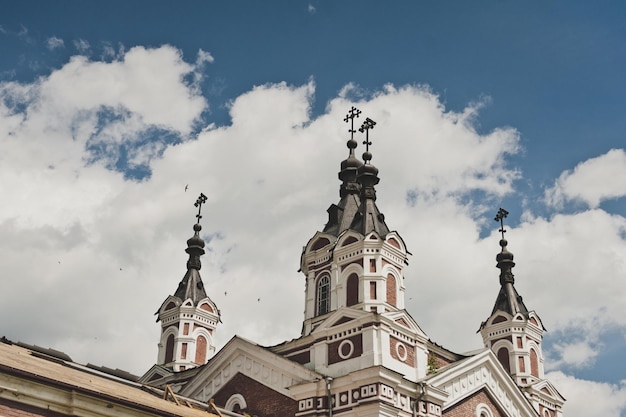 De klokkentoren van een landelijke kerk 6686