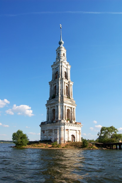 De klokkentoren van het overstroomde klooster aan de Wolga