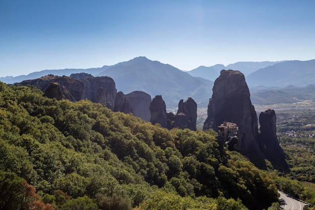 De kloosters van meteora bevinden zich net buiten de stad kalabaka, griekenland