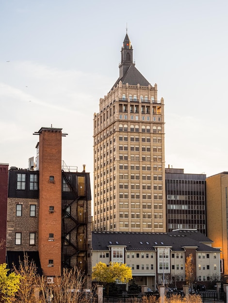 De Kodak Tower in Rochester, New York in de gouden zonsondergang.