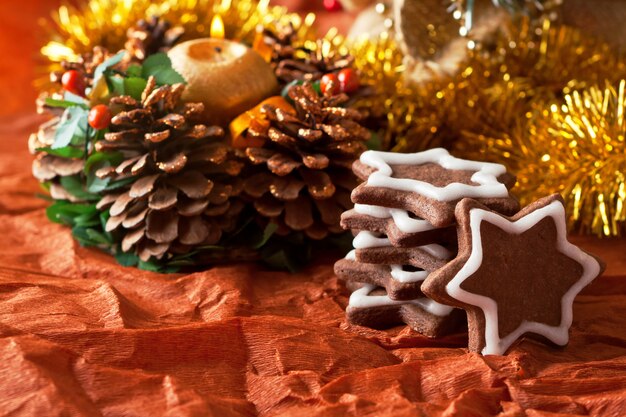 De koekjes van chocoladekerstmis op een kerstboomachtergrond