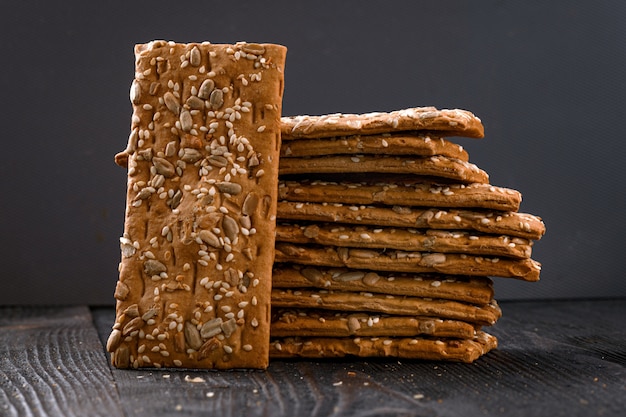 De koekjes van het graangewassenkoekje op een houten lijst