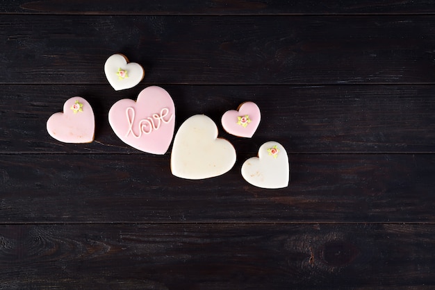 De Koekjes van Valentine in vorm van hart op donkere houten achtergrond